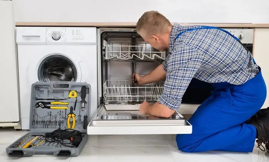 Çayırova Warmhaus servisi teknisyen ekibi beyaz eşya tamiri yaparken